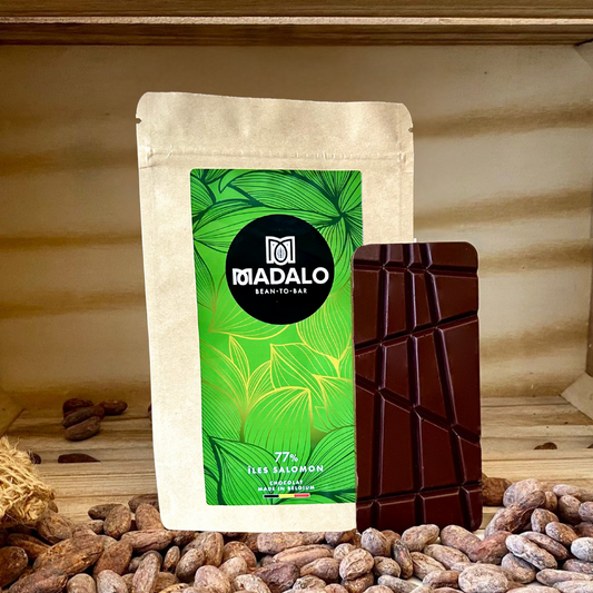 Pochette Madalo avec étiquette verte et présence de la tablette de chocolat