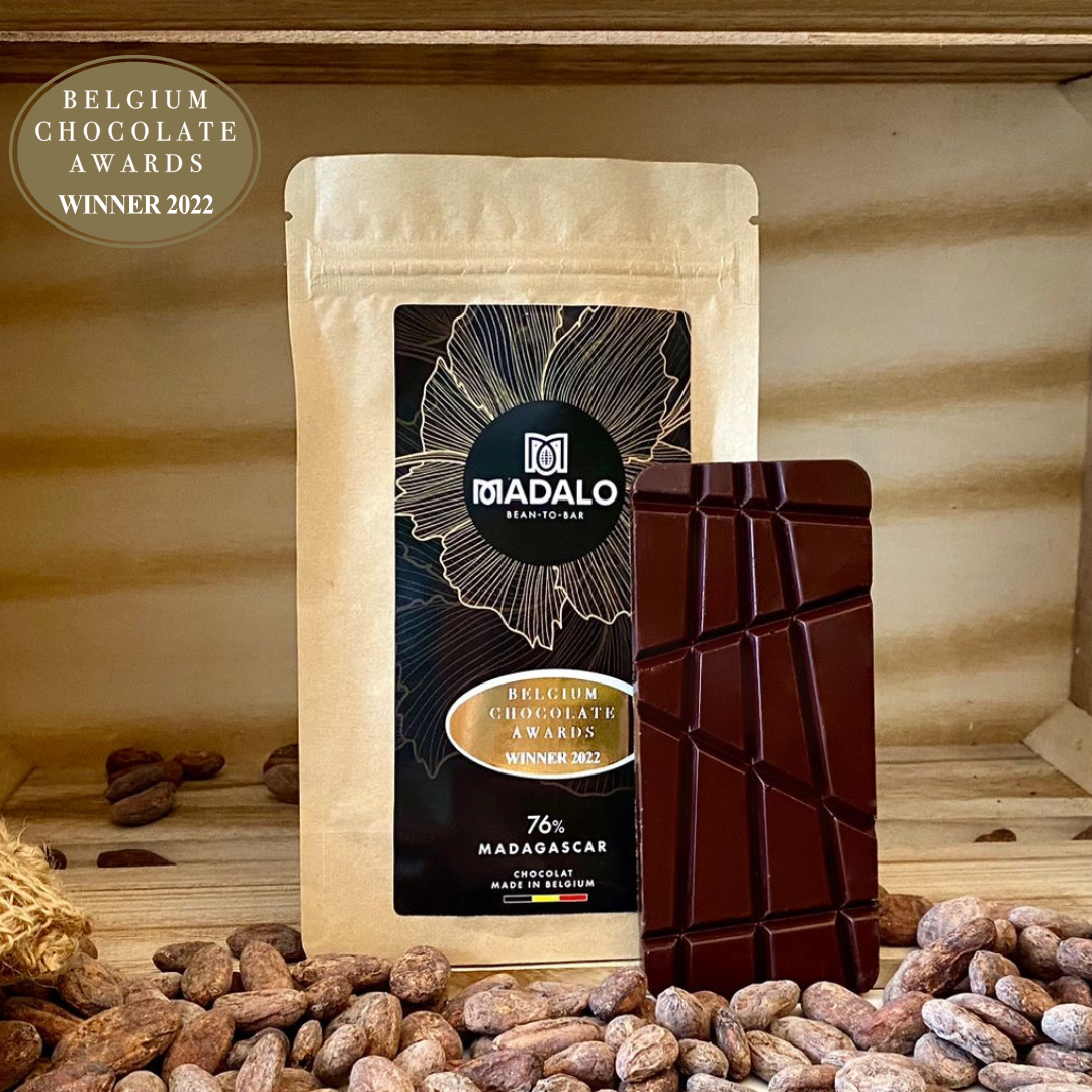 Pochette Madalo avec étiquette noir et présence de la tablette de chocolat