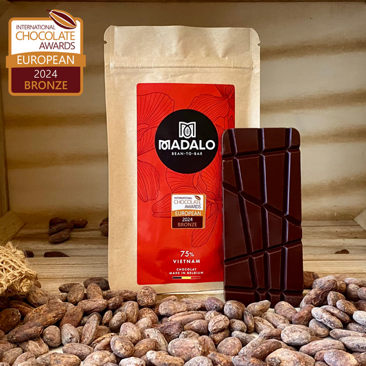 Pochette Madalo avec étiquette rouge et présence de la tablette de chocolat