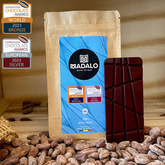 Pochette Madalo avec étiquette bleue et présence de la tablette de chocolat